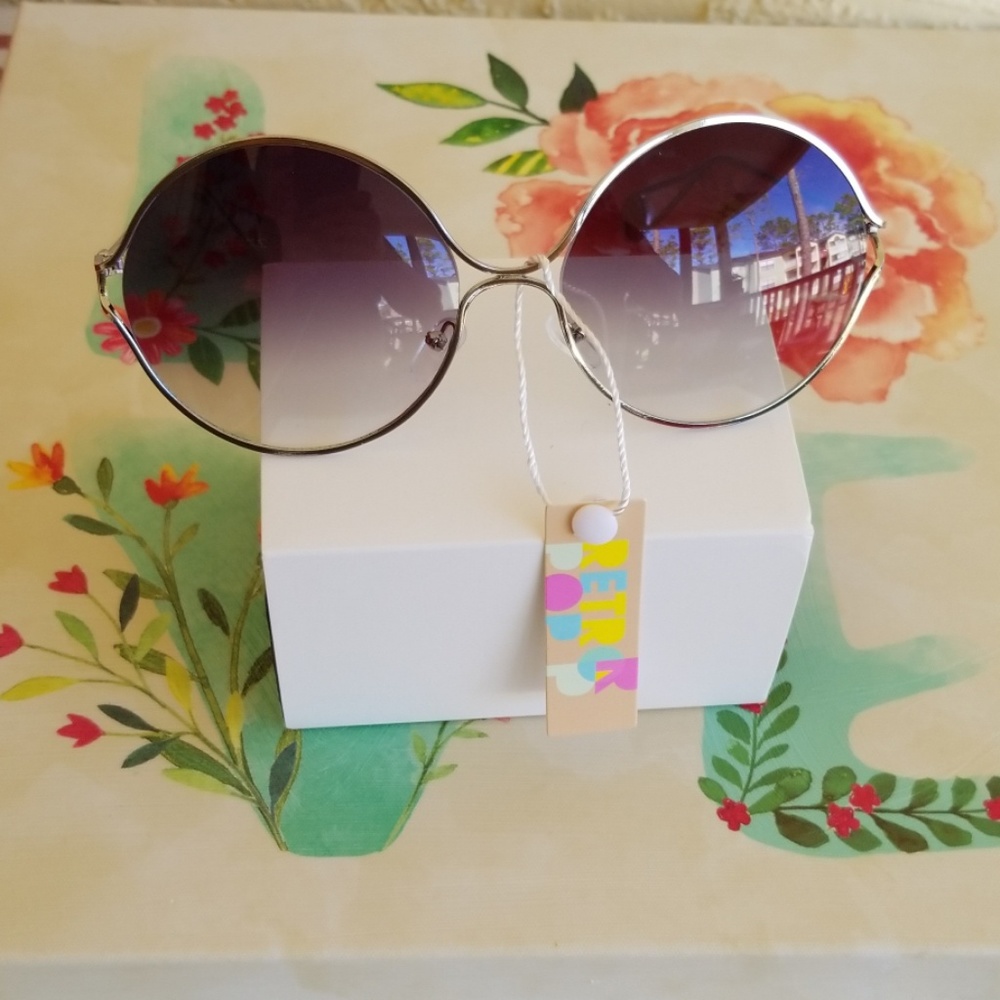 2019 ROUND VINTAGE LOOK SILVER BLACK SUNGLASSES - Picture 2 of 4